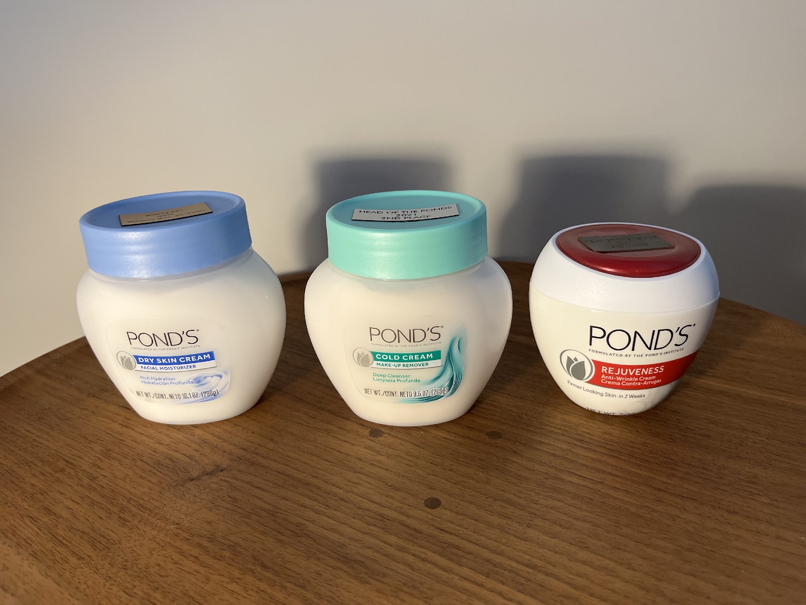 A group of white containers with blue lids

Description automatically generated